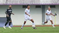 BRI Super League: Sudah Operasi Lutut, Bisakah Bek Andalan Arema FC Ini Kejar Peluang Main di Pengujung Musim?