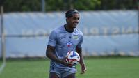 BRI Super League: Striker Persib Bandingkan Atmosfer Bola Indonesia dengan Kamboja, Punya Tantangan Tersendiri